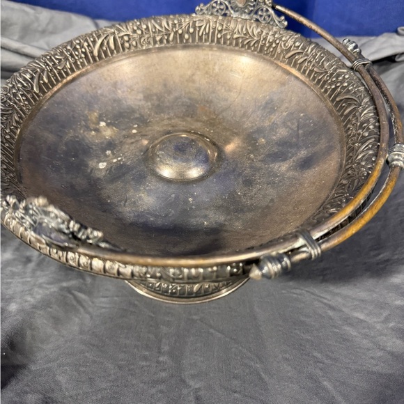 Middletown silver-plated hard white metal fruit basket - Picture 2 of 5